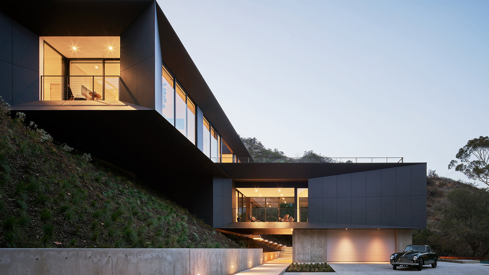 LR2 Residence by Montalba Architects