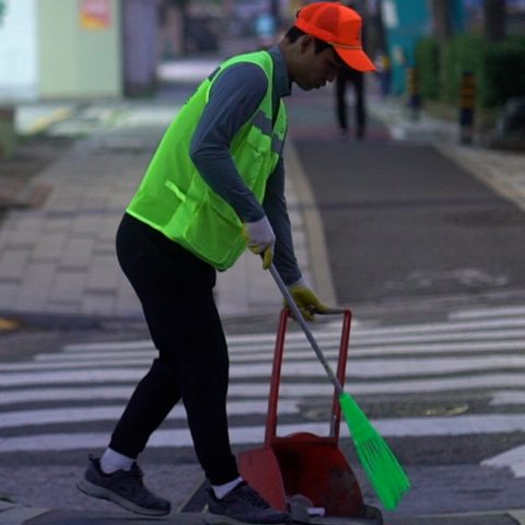 빗자루 하나로 인생 반전시킨 환경미화원