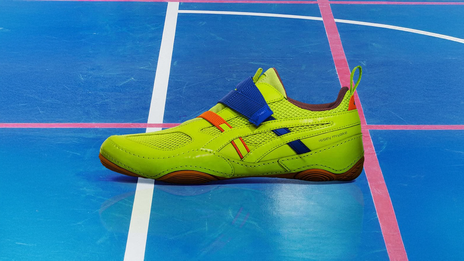 이세이 미야케 풋 하이퍼 테이핑