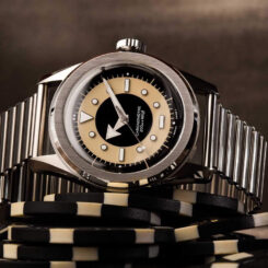 세리카 시계는 턱시도를 입는다