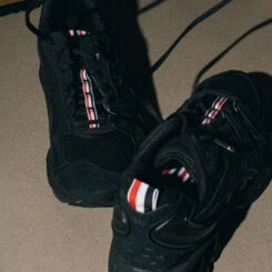 톰 브라운이 최초로 협업한 이 스니커즈