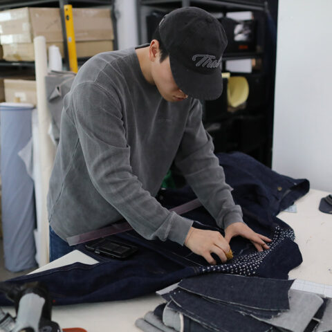 옷 좋아하는 사람들은 직접 꿰매 입는다